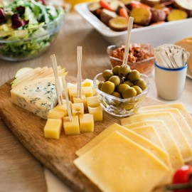 com-four® 300 x Finger Food Skewers - Bamboo Wood Chip Skewers - Wooden Skewers with Two Prongs - Chip Forks Ideal for Buffet or Gastro (Pack of 300 - 9 cm with Prongs)