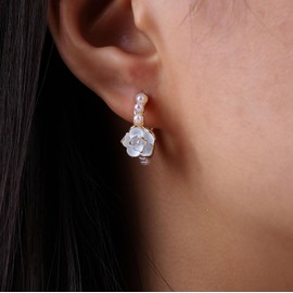 Atentuyi Boho Wedding Small Pearl Hoop Earrings Gold Enamel White Flower Earrings Rose Flower Huggie Earrings Tiny Camellia Earrings Vintage Pearl Earrings Jewelry for Women and Girls