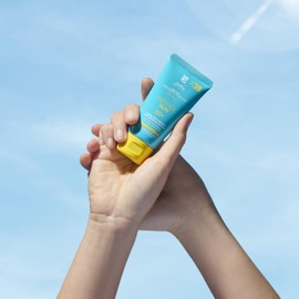 Bionike Defence Sun - Crema Solare Viso, Azione Protettiva e Antiossidante, Waterproof e non Appiccicosa, Rafforza e Ripara la Pelle, 50 ml