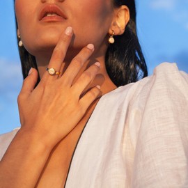 Gold Anhänger für Ohrringe in beige • Creolen Charm zum Wechseln • Edelstahl & recyceltes Glas • nachhaltiger Halbedelstein-Look • MIX AND MATCH