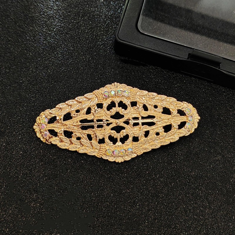 Elegant Gold - toned Oval Shaped Filigree Brooch with Crystal