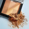 Manhattan Wake Up Radiance Finishing Powder - Colour 002 Honey