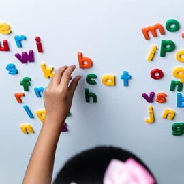 Educational Insights Multicolored Lowercase AlphaMagnets, Juego de 42 Letras minúsculas Perfecto para la educación en el hogar y el Aula, a Partir de 