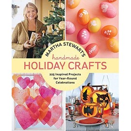 [Martha Stewart's Handmade Holiday Crafts: 225 Inspired Projects for Year-Round Celebrations] [By: Editors of Martha Stewart Living] [September, 2011]