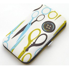 Kleiber Pocket Sized Hard Case Travel Sewing Kit including Scissors/Thread/Spare Buttons/Unpicker/Ta+AV25pe Measure And Fasteners, Blue/Green