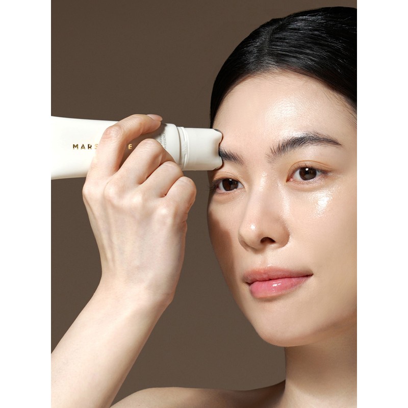 Marcique Wrinkle Repair Gua Sha Essence 45ml - Applying gua
