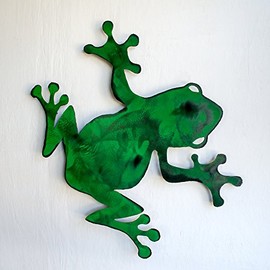 Wall hanging tree frog - Metal tree frog - Green wall hung frog - Large frog hanging sign - privacy fence decor - tree frog sculpture