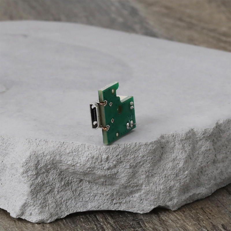 The Lord of the Tools 1 x Micro USB Charger