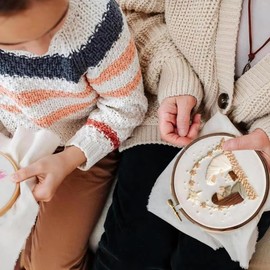 Christmas Embroidery Kit,Beginner Embroidery Kit,DIY Embroidery Kit,Christmas Cross Stitch Kits for Beginners Adults,DIY Needlepoint Kit Set Includes Hoop Cloth Needles Threads (Holly Bauble)