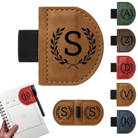 Bygone Mark - Marcador con soporte para bolígrafos, 26 letras iniciales de nombre, 5 colores retro, marcadores de piel magnético personalizados, regalo para mujeres y hombres, amantes de los libros
