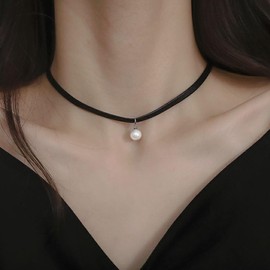 Xmsrn Vintage Pearl Pendant Necklace Black Suede Leather Choker Necklace Goth Velvet Necklace Boho Pearl Necklace for Women