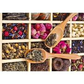 Lovare ...Share the Love Tea Splashes of Champagne Blend of Black & Green Leafy Tea with Berry Pieces, Flower Petals and the Natural Strawberry Flavour 80 g