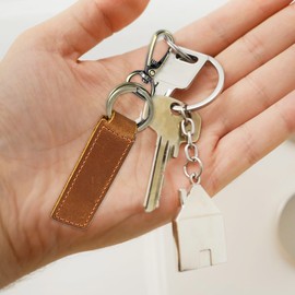 HGOCAHUZI 2 Pcs Leather Car Keychain Vintage Key Chains Universal Car Keyring Holder with 2 Keychains 1 Press-type Keychain for Men and Women