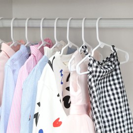 SONGMICS 30 Stück Kinder Kleiderbügel, für Babyklamotten/Babykleidung/Kinderkleidung, Premium-Qualität, dünn, platzsparend, starker hochwertiger Kunststoff, 29,5 cm, Weiß CRP06W-30