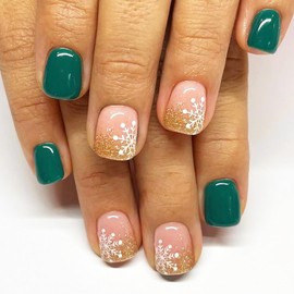 Christmas Snowflake Press-on Nails Short Square Winter Full Cover Green False Nails With Gold Glitter Acrylic Designs for Women Girls 24Pcs