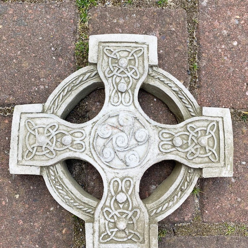 Darthome Ltd Ancient Stone Celtic Cross Tile Hanging Garden Ornament