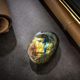 KALIFANO Labradorite Palm Stone with Healing & Calming Effects - High Energy Labradorita with Information Card - Reiki Worry Crystal Used for Cleansing and Protection (Family Owned and Operated)