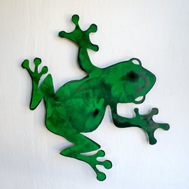 Wall hanging tree frog - Metal tree frog - Green wall hung frog - Large frog hanging sign - privacy fence decor - tree frog sculpture