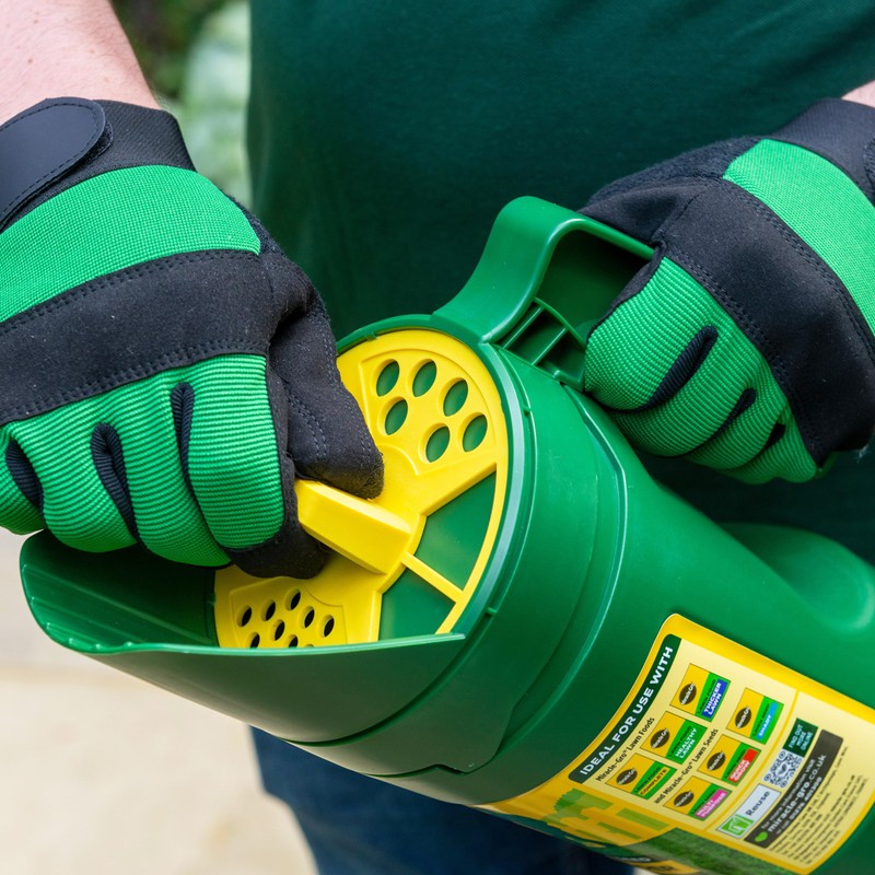Miracle-Gro 121426 Compact Spreader-for Seeding and Feeding Your Luscious Lawn,