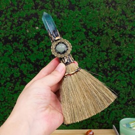 RJINGSHI Natural Crystal Magic Sweeper Green Fluorite Tower Broom 7.08"-7.87" Healing Crystal Point Witch Altar Supplies for Crystal Therapy Cleaning Bedroom Office Home Decor Gift