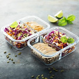 Set de 5 contenedores de vidrio Brandtrendy con tapa hermética de liga negra y divisiones internas. Almacena y transporta alimentos sin mezclarlos....