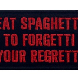 Parche bordado con texto en inglés "Eat Spaghetti to Forgetti Your Regretti", divertido diseño de motociclista, color rojo y negro