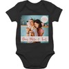 Geschenk mit Namen personalisiert by Shirtracer - Baby Bodysuit Boy