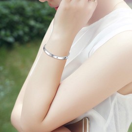 JewelryWe Jewellery Women's Bangle Stainless Steel Zirconia Heart Embossed Bracelet 6 mm Wide with Clasp Bangle Silver/Gold/Rose Gold