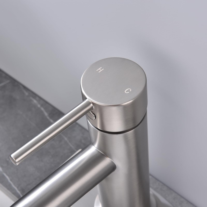 JAKARDA Single Handle Black Bathroom Faucet with Metal Drain Assembly