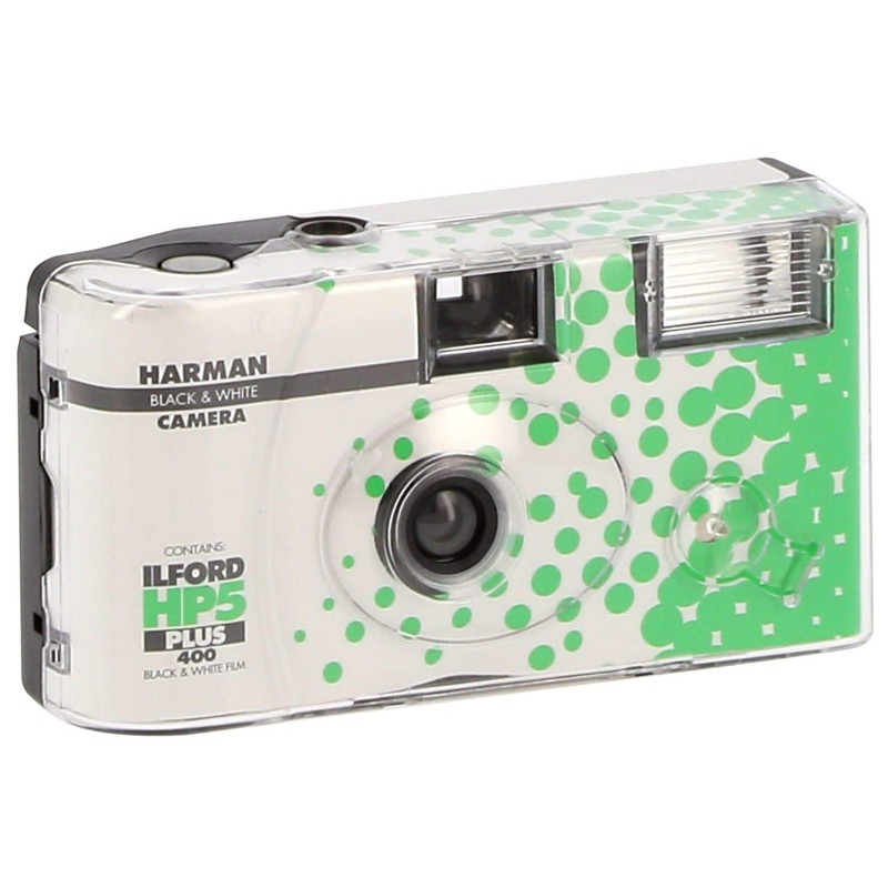 Ilford HP5 + Einwegkamera mit Blitz, Weiß und Schwarz