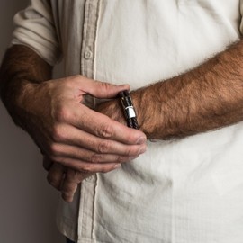 Akitsune Gracilitas Leather Bracelet Women's Stainless Steel Magnetic Men's Bracelet, 18 centimetres, Stainless Steel, without stone