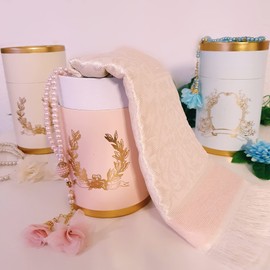 Ilm Verlag Cylinder Gift Box with Prayer Mat and Prayer Beads (Pink)