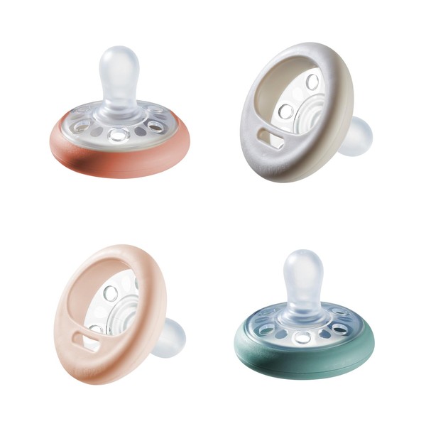 Tommee Tippee Breast-Like Soother, 6-18 Month Pack of 4 soothers with Breast-Like baglet, Symmetrical Design and BPA Free