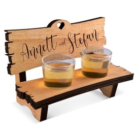 Personalisierte Hochzeitsbank mit 2 Schnapsgläsern inkl. Gravur individuell Schnapsbank Hochzeitsgeschenk für Brautpaar 16,5x11x8cm - Comic Schrift