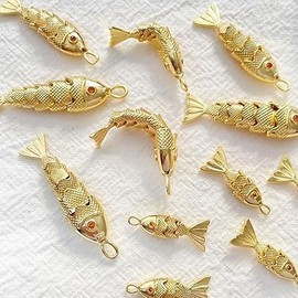 Tnyvm Gold Fish Charm Pendant, Sea Animal Golden Fish Shaped Gold Plated Pendants Pave Ocean Pendants for Men Women for DIY Bracelet Necklace Earrings Beading and Jewelry Making, Decorations