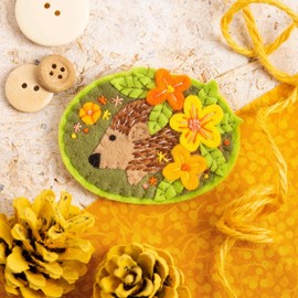 Hawthorn Handmade Hedgehog Felt Craft Brooch Kit. Craft Kits for Adults, Includes Wool Felt Sheets, DMC Cotton Thread, Embroidery Needle, Instructions & More. Ideal Crafts for Adults - 7cm Diameter