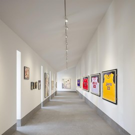 Nice C Jersey Frame Display Case with Lights, Jersey Shadow Box Display Case, Football Jersey Display Case with LED, 98% UV Protection, Valet Pinboard, Acrylic, Basketball (LED 1 Pack)