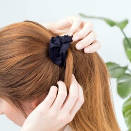 Navaris Hair Scrunchies Hair Band Made of Silk - 2-Piece Scrunchie Set Hair Bands for Hair Tying - Elastic Hair Band for Ponytail
