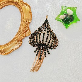 KINMOT Fantastic Vintage Spade Green Crystal Sea Jellies Brooch - Ocean Medusa Jewelry with Bronze Gold Tone, Chain Tassel, and Heart-Shaped Design, Glass, crystal