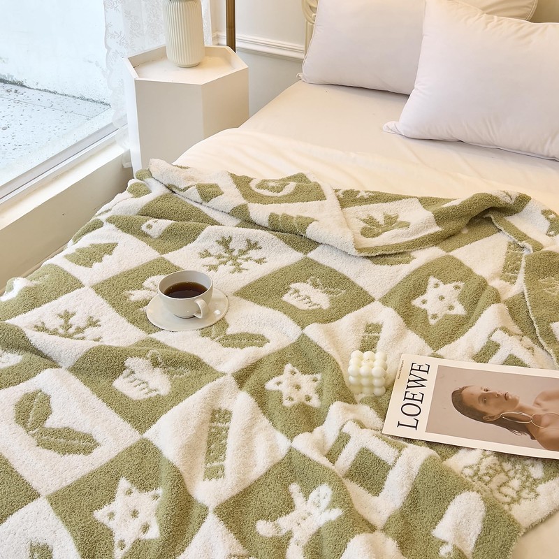 Andreannie Ultra Cozy Christmas Throw Blanket Microfiber Polyester Snowflake Pattern