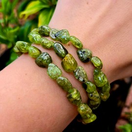Sublime Gifts Peridot crystal healing natural metaphysical gemstone beaded bracelet from Pakistan - Peridot bracelet, 1, green