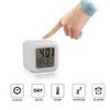 GOODS+GADGETS Leuchtender LED Wecker mit Kalender, Uhrzeit & Temperaturanzeige; Cube-Wecker