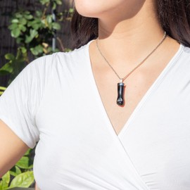 NILUXE DESIGN - Anhänger Naturstein Hand Faust Higa - Schutzamulett gegen bösen Blick Schwarze Hand - Anhänger Edelstein und Mineral mit Edelstahlkette (Schwarzer Obsidian)