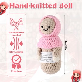 TOYMIS Positives Gehäkelt Muslimisches Mädchen, 14 cm Emotionale Gestrickt Unterstützung Hijab-Puppenspielzeug mit Inspirierender Karte Heimbüro Dekor Ramadan-Geschenke für Frauen Männer Freunde