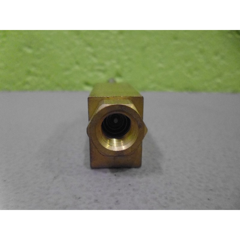 Clippard MJTV-3 3-Way Toggle Valve, Enp Steel Toggle, 1/8" NPT