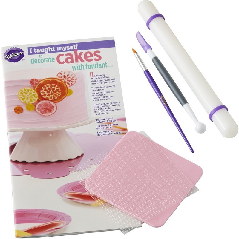 Wilton "I Taught Myself To Decorate Cakes With Fondant" Book