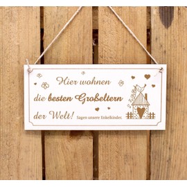 Grandma Grandpa Sign Wooden Saying "Hier wohnen die besten Großeltern der Welt" (German Language) Vintage Door Decoration Gift Engraved 20 x 10 cm