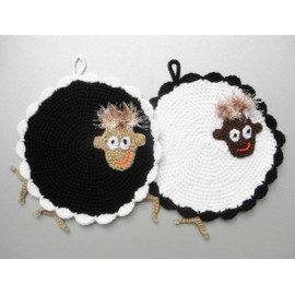 Zwei liebenswerte Topflappen gehäkelt (Schwarzes und weißes Schaf)