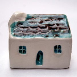 GlensheePottery Handcrafted Ceramic House Homedecor Tin Slate Roof Bothy with Rustic Walls Glen Clova Gift Scoltand (H 1.5" W1.9)