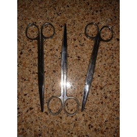 SET OF THREE STAINLESS SCISSORS.